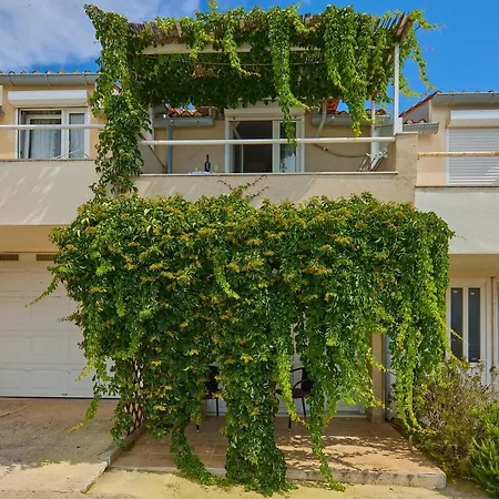 Apartment Plavac Mali